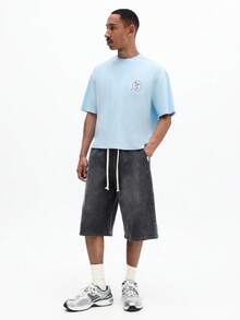 SUMWON Camiseta de manga corta con cuello redondo de ajuste boxy de color azul claro con pequeño estampado en el pecho para el estilo de comodidad diaria de los hombres - Azul - Ver 3