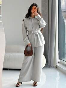 Mulvari Bộ đồ nữ kẻ sọc gồm áo dài tay cài cúc phía trước và quần dài tay bèo nhún, kiểu dáng thường ngày. - Màu be - Xem 1