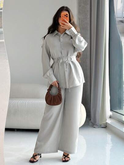 Mulvari Bộ đồ nữ kẻ sọc gồm áo dài tay cài cúc phía trước và quần dài tay bèo nhún, kiểu dáng thường ngày.