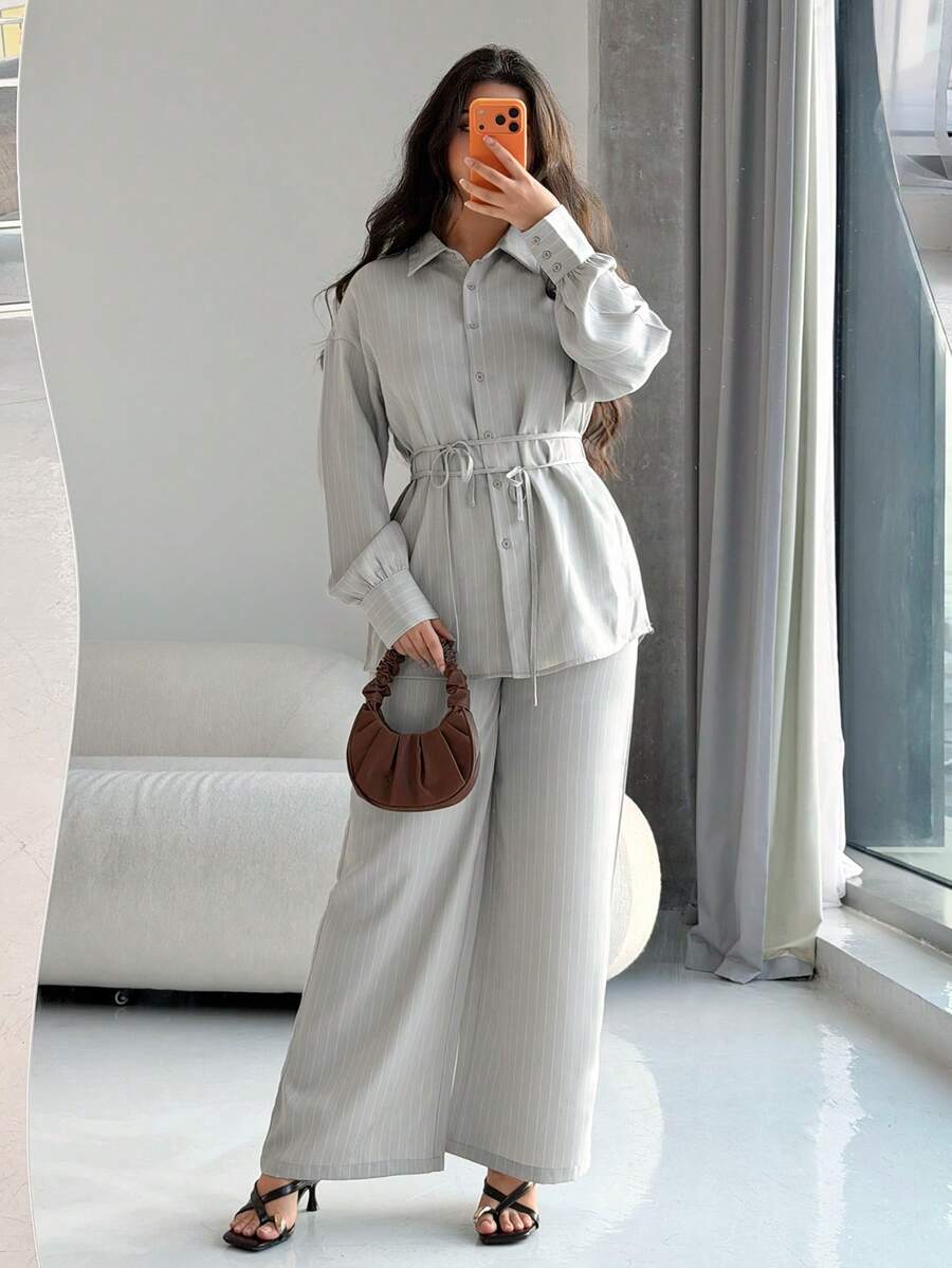 Mulvari Bộ đồ nữ kẻ sọc gồm áo dài tay cài cúc phía trước và quần dài tay bèo nhún, kiểu dáng thường ngày. - Màu be - Xem 1