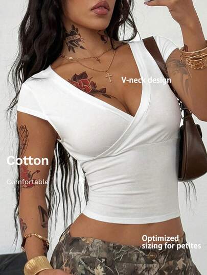 SHEIN Coolane Petite Áo thun nữ dáng nhỏ nhắn mùa hè, phong cách đường phố thanh lịch, cơ bản, mặc hàng ngày, tối giản, chất liệu cotton co giãn, cổ chữ V, màu trắng, dáng ôm.