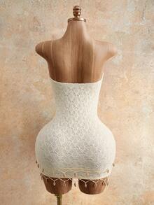 Mistrie 女士优雅无肩带短款抹胸修身迷你连衣裙，镂空纹理面料，夏季连衣裙，性感精致，饰有串珠流苏，是度假、海滩、婚礼和派对的完美之选 - 杏色 - 查看 2