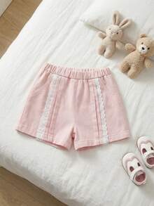 Baby Mädchen Neue Locker Washed Denim-Shorts, Rosa mit Weißer Spitzenborte. Aus leichtem, weichem Baumwolldenim, ein Muss für modebewusste Mädchen. Geeignet für Frühling/Sommer, einfach und stilvoll, vielseitig für tägliches Outfit, Fotoshootings, Zusammenkünfte. Frühling/Sommer 2026 Neuerscheinung - Pink - Übersicht 4
