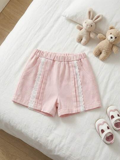 Quần short denim dáng rộng mới cho bé gái, màu hồng phối ren trắng. Được làm từ chất liệu denim cotton mềm mại, nhẹ nhàng, là món đồ không thể thiếu cho những bé gái sành điệu. Thích hợp cho mùa xuân/hè, đơn giản và thời trang, đa năng cho trang phục hàng ngày, chụp ảnh, tụ họp. Hàng mới về mùa xuân/hè 2026.