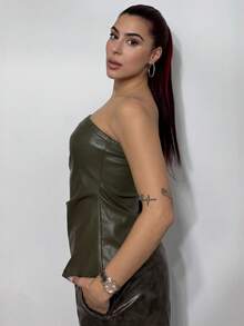 Bearsaez 女士皮革上衣时尚褶皱不对称下摆抹胸上衣，适合外出和聚会上衣 - 軍綠色 - 查看 5
