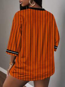 Slaydiva 休闲简约字母与数字图形橙色条纹布鲁克林印花 T 恤，适合女性夏季、运动、健身 - 彩色 - 查看 2