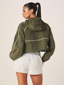 Missguided x Playboy 橄榄绿短款连帽防风夹克，饰有白色撞色滚边标志，长袖运动外套 - 軍綠色 - 查看 2