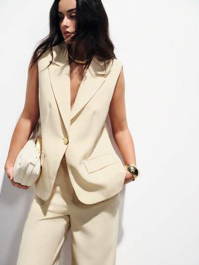 Aveloria Modichic 米色西装套装，包含单排扣西装外套和高腰阔腿裤，颜色优雅精致，面料挺括顺滑，设计简约时尚。西装外套带有翻领和口袋，裤子版型修身显瘦。适合时尚通勤、商务会议和正式场合。