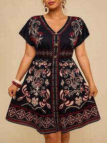 Travachic 大码印花V领短袖连衣裙 - 彩色 - 查看 1