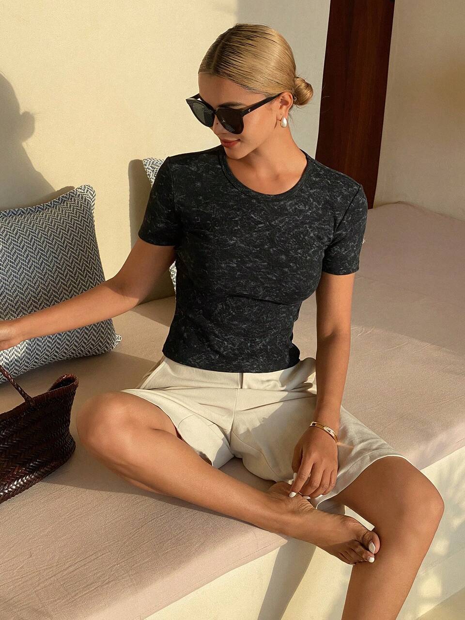 Women's Casual Charcoal Gray Round Neck Fitted Short Sleeve T-Shirt, Summer Vacation