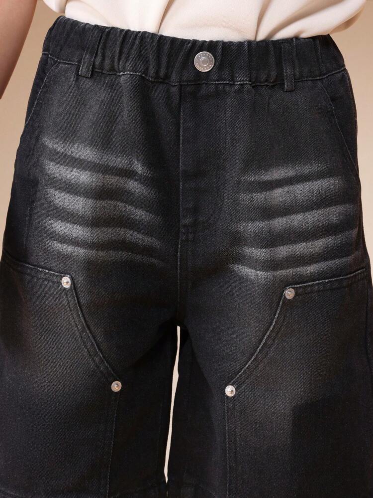Pantaloncini da carpentiere in jeans neri lavati per ragazzi, con molteplici tasche funzionali e dettaglio per gancio del martello, adatti per l'uso casual estivo