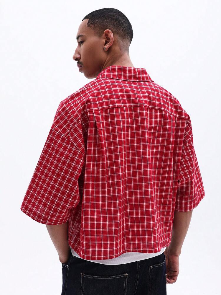 Chemise à carreaux rouges à manches courtes boutonnée