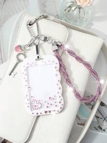 ROMWE Kawaii 1 Nuevo Ins Lujo Exquisito Dulce Chica Alto Valor Rosa Resina Fresa Rosca Llave Brillante Rhinestone Suave Cerámica Diamante Cuerda Muñequera "Modelo de joyería de diamantes DIY" Gratis Un Pegatina de Rhinestone de Amor, Cubierta deslizante de encaje ondulado blanco de acrílico Tarjeta de campus Tarjeta de cubierta Tarjeta de estrella Tarjeta de viaje Cubierta de tarjeta de tráfico Accesorios de llavero DIY Bolso Colgante Colgante, Adecuado para trabajadores de oficina, estudiantes, fanáticos de fiestas, uso diario, regalos de vacaciones - Rosa - Ver 11
