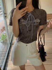 FRIFUL 女士半拉链交叉系带圆领扎染胸前字母印花夏季T恤 - 灰色 - 查看 2