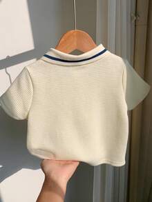 SHEIN Polo de punto suave para bebé niño con cuello polo, manga corta, abotonadura parcial y estampado - Beis - Ver 2
