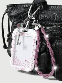 ROMWE Kawaii 1 Nuevo Ins Lujo Exquisito Dulce Chica Alto Valor Rosa Resina Fresa Rosca Llave Brillante Rhinestone Suave Cerámica Diamante Cuerda Muñequera "Modelo de joyería de diamantes DIY" Gratis Un Pegatina de Rhinestone de Amor, Cubierta deslizante de encaje ondulado blanco de acrílico Tarjeta de campus Tarjeta de cubierta Tarjeta de estrella Tarjeta de viaje Cubierta de tarjeta de tráfico Accesorios de llavero DIY Bolso Colgante Colgante, Adecuado para trabajadores de oficina, estudiantes, fanáticos de fiestas, uso diario, regalos de vacaciones - Rosa - Ver 7