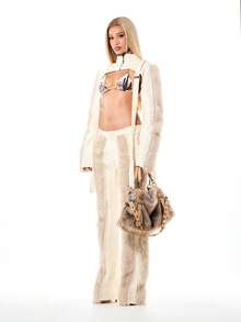 SUMWON WOMEN Áo khoác denim lửng rách rưới với viền lông giả và chi tiết xé rách, thích hợp để mặc nhiều lớp trong mùa đông. - Màu be - Xem 4