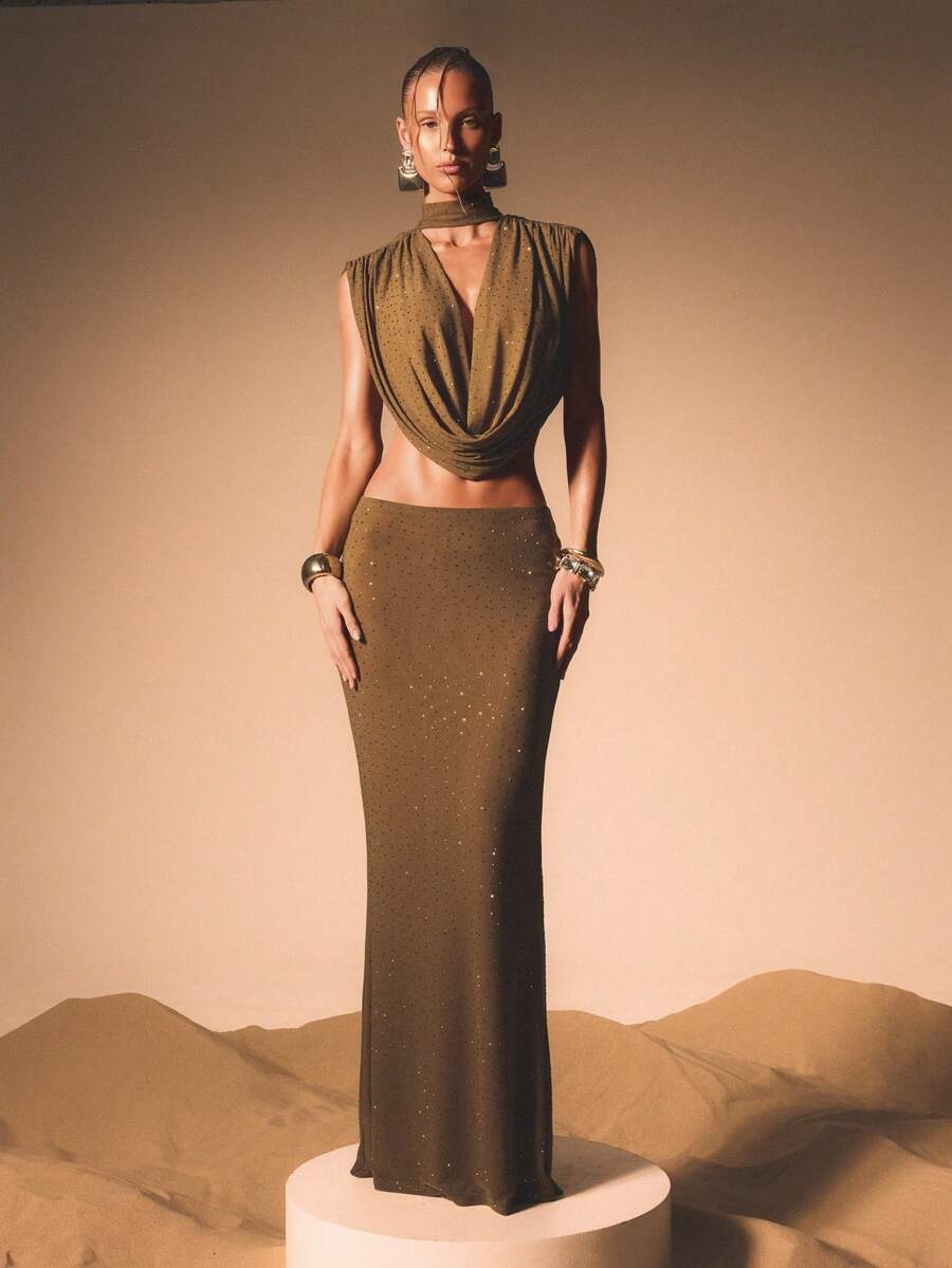 KIZN Falda larga ajustada de noche con abertura lateral, con escamas y tachuelas de strass en color verde oliva - Verde - Ver 1