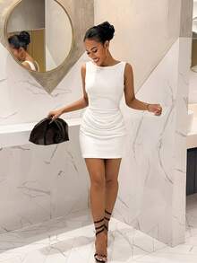 Slaydiva 2025新款V领无袖褶皱腰部露背珍珠链装饰A字迷你连衣裙，弹力缎面，棕色，适合生日派对、情人节、万圣节、圣诞节、婚礼等场合，珍珠露背连衣裙，女士紧身连衣裙，白色连衣裙，露背连衣裙 - 白色 - 查看 4