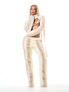 SUMWON WOMEN Quần jeans ống loe cạp cao màu kem viền lông thú sang trọng với các mảng lông giả cao cấp ở hai bên hông và kiểu dáng ống rộng, thích hợp cho thời trang thu đông. - Màu be - Xem 3