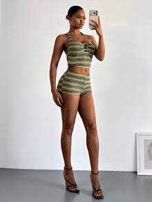 SHEIN PETITE Bộ đồ 2 món dành cho nữ: áo crop top buộc dây cổ yếm và quần short siêu ngắn, chất liệu vải dệt sọc, đính kim loại, thích hợp cho tiệc tùng, Giáng sinh, hẹn hò, hộp đêm, bãi biển, du thuyền, tiệc trà chiều, phong cách Bohemian, Boho, kỳ nghỉ, mùa thu. - màu xanh lá - Xem 4