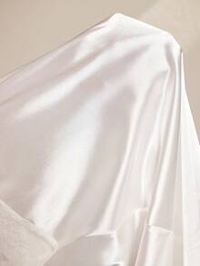 Slumberist Conjunto de camisón y bata de dormir sexy con dobladillo asimétrico, encaje de contraste y seda sintética - Blanco - Ver 10
