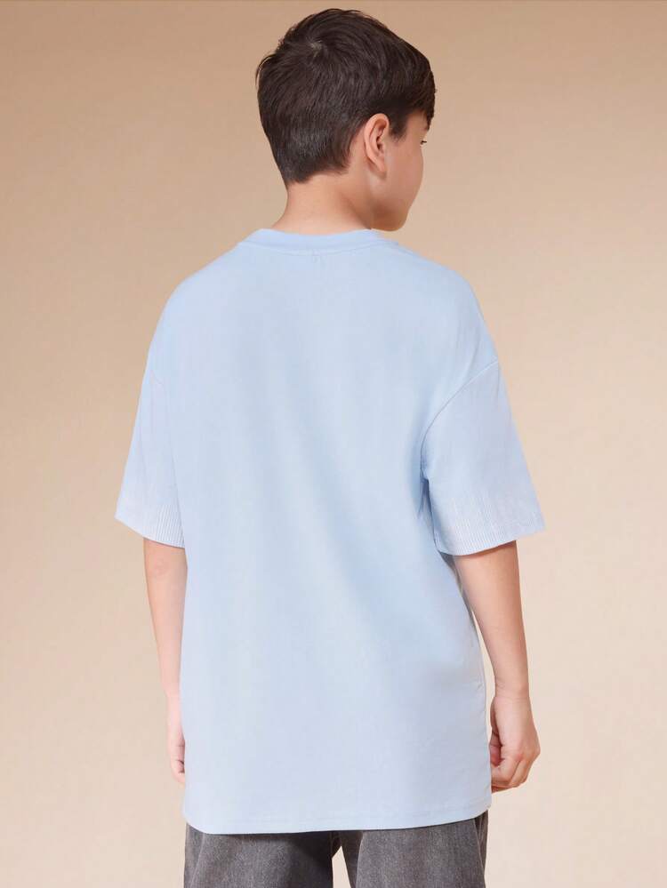 T-shirt col rond à manches courtes bleu clair pour pré-adolescents avec panneau frontal texturé côtelé et petit logo de marque