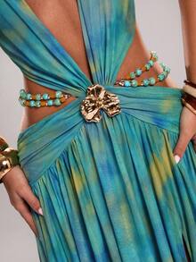 SHEIN BAE 牛油果绿印花 Y2K 性感露背金属纽扣装饰吊带超短连衣裙（沙滩派对、狂欢节派对、音乐节、适合海滩度假、超长印花连衣裙、绿色长裙、珍珠链装饰连衣裙、海滩度假、休闲度假） - 綠色 - 查看 4