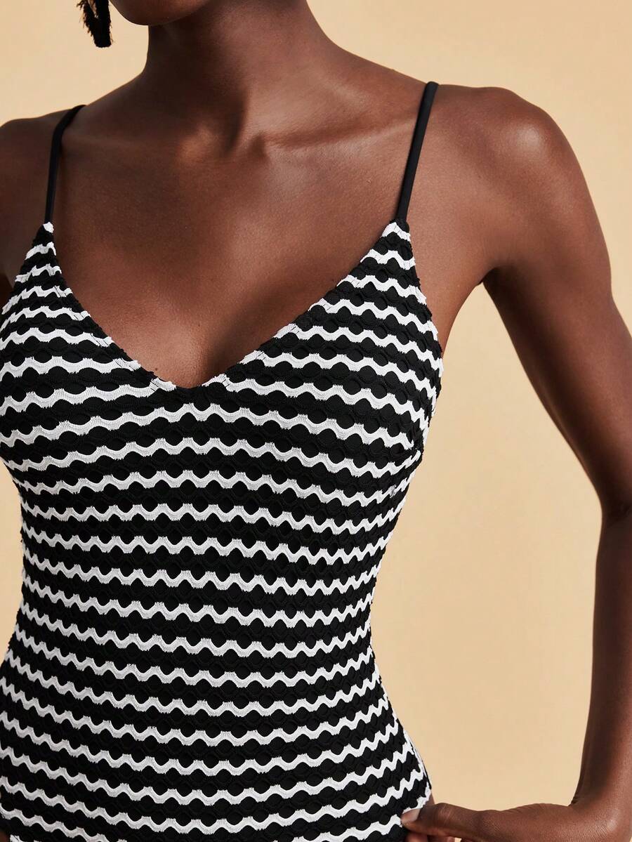 Travachic 女士撞色简约印花吊带连体裤，夏季、春季、节日、派对、可爱、海滩、休闲、度假、假日、夏季服装、春季女装、女士海滩服装、女士海滩套装、海滩套装、海滩套装、女士度假套装、女士假日套装、夏季假日套装、假日套装、女士度假套装、女士海滩度假套装、Y2K、热带、波西米亚风连体泳衣、女士泳装、女士泳衣、黑白泳衣、波浪纹泳衣 - 彩色 - 查看 1