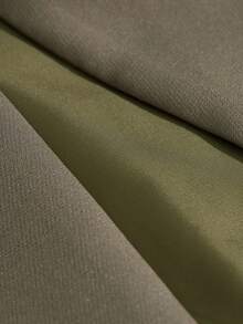 Aveloria Modichic 精裁细作，珍珠灰绿色调，简约现代风格，商务正装，无袖圆领设计，金属纽扣元素，收腰修身剪裁，直筒七分裤，高密度涤纶混纺面料，挺括耐穿，适合职场会议、商务谈判、公司活动、正式场合及日常办公穿着，展现干练、专业、优雅的自信风范。新款女士马甲七分裤两件套 - 橄欖綠 - 查看 6