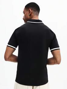 SUMWON Áo polo nam màu đen với chi tiết viền trắng tương phản, tay ngắn, dáng regular fit, cổ cài nút, kiểu dáng cổ điển, thích hợp cho mùa hè. - màu đen - Xem 2