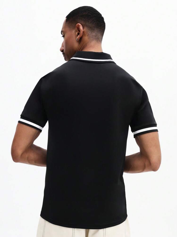 Schwarzes Polo mit weißem Kontrastbesatz