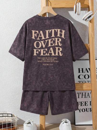 SHEIN Conjunto informal de 2 piezas para niño preadolescente con camiseta de manga corta con gráfico de letra grande y pantalones cortos de unicolor, estilo callejero