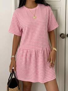 SHEIN EZwear 女款夏季休閒條紋針織寬鬆娃娃裙 學院風粉色短袖洋裝 女裝套裝 - 粉色 - 查看 3