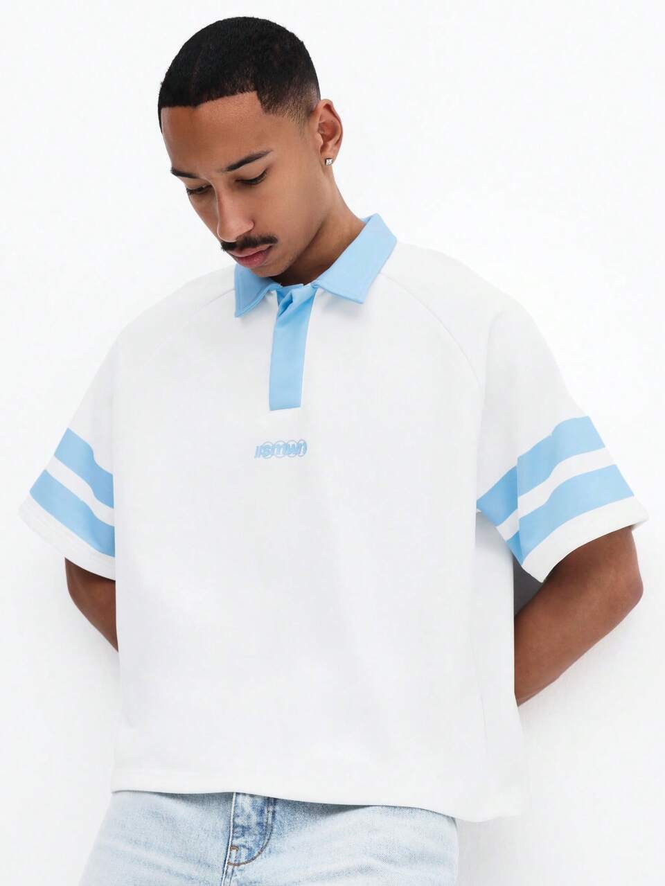 SUMWON Polo ample décontracté à manches courtes avec rayures bleu clair et impression du numéro 10. Tenue de tous les jours, streetwear sportif pour la Coupe du monde