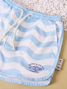 SUMWON Pantalones cortos de baño con estampado de rayas onduladas en todo el diseño, con cordón y bolsillos laterales para niños, para verano, playa, natación, vacaciones y uso casual - Celeste - Ver 3