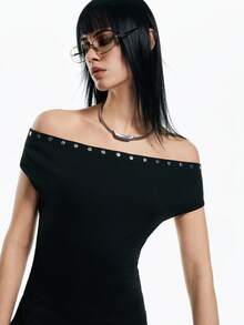 Airlisse Áo thun nữ thời trang Y2K sành điệu, hở vai, đính đinh tán, kiểu dáng crop top mang hơi hướng kim loại hiện đại. - màu đen - Xem 6