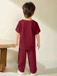 SHEIN Bộ quần áo 2 món cho bé trai, áo ngắn tay và quần dài, dễ phối đồ, thích hợp cho dã ngoại, đi học, tụ họp hàng ngày, mùa xuân/hè. - Màu Đỏ Sâu - Xem 2