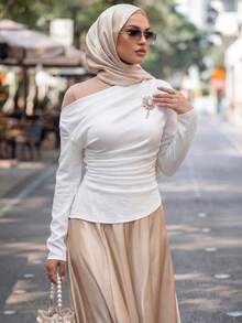 Calvaya Blus Wanita Elegan Warna Polos dengan Bahu Miring dan Pinggang Berkerut, Pakaian Musim Gugur untuk Wanita - Putih - View 1