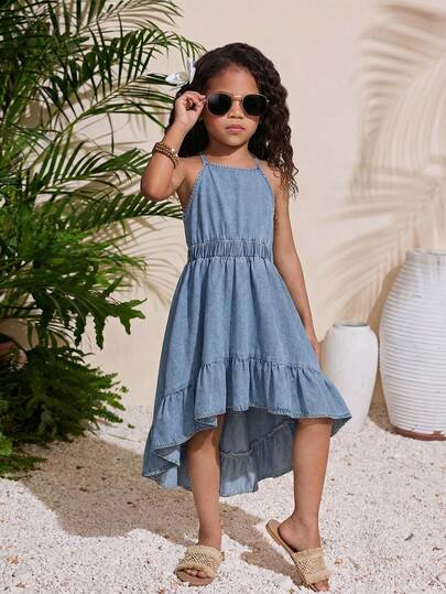 小女孩蓝色牛仔背带裙