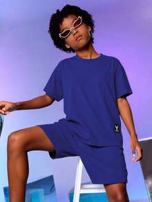 SHEIN 2 件 Tween Boy 字母图案短袖 T 恤和短裤套装，休闲 - 深色水洗藍 - 查看 3