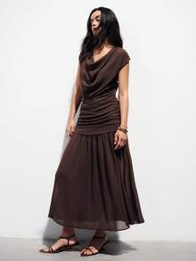 Aveloria Modichic Robe en mousseline de soie sans manches couleur café foncé, tissu léger, design drapé et froncé, encolure ronde basse, style vintage élégant, longueur midi ajustée, texture délicate et lisse, convient pour les galas du soir, les réunions formelles, les expositions d'art et les occasions de mariage en tant qu'invité, mettant en valeur le charme féminin gracieux et l'élégance sophistiquée avec le confort et la profondeur visuelle. - Marron - Voir 4