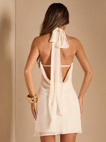 SHEIN BAE Robe mini blanche sans manches avec col noué et boucle métallique décorative, coupe évasée et dos nu - Nude - Voir 2