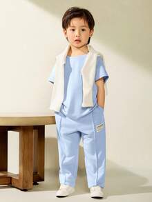 SHEIN 男童休闲百搭短袖上衣和裤子两件套，适合外出、上学、日常聚会、春夏穿着。 - 淺藍色 - 查看 3