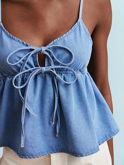 Travachic Áo sơ mi denim nữ màu trơn không tay, dây mảnh, viền bèo nhún, thắt nơ phía trước.