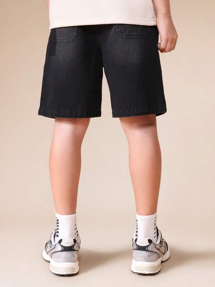 Pantaloncini da carpentiere in jeans neri lavati per ragazzi, con molteplici tasche funzionali e dettaglio per gancio del martello, adatti per l'uso casual estivo