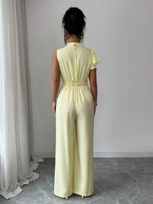 SHEIN Elenzya Bộ jumpsuit nữ dáng suông, cổ lệch vai, eo khoét rỗng, cổ bèo nhún, ống rộng, thanh lịch, thích hợp mặc hàng ngày, đi nghỉ mát, phong cách Pháp thường ngày, đi làm, công sở, hẹn hò lãng mạn, không tay, màu vàng nhạt, thích hợp cho đầu xuân/xuân & hè. - Vàng nhạt - Xem 2