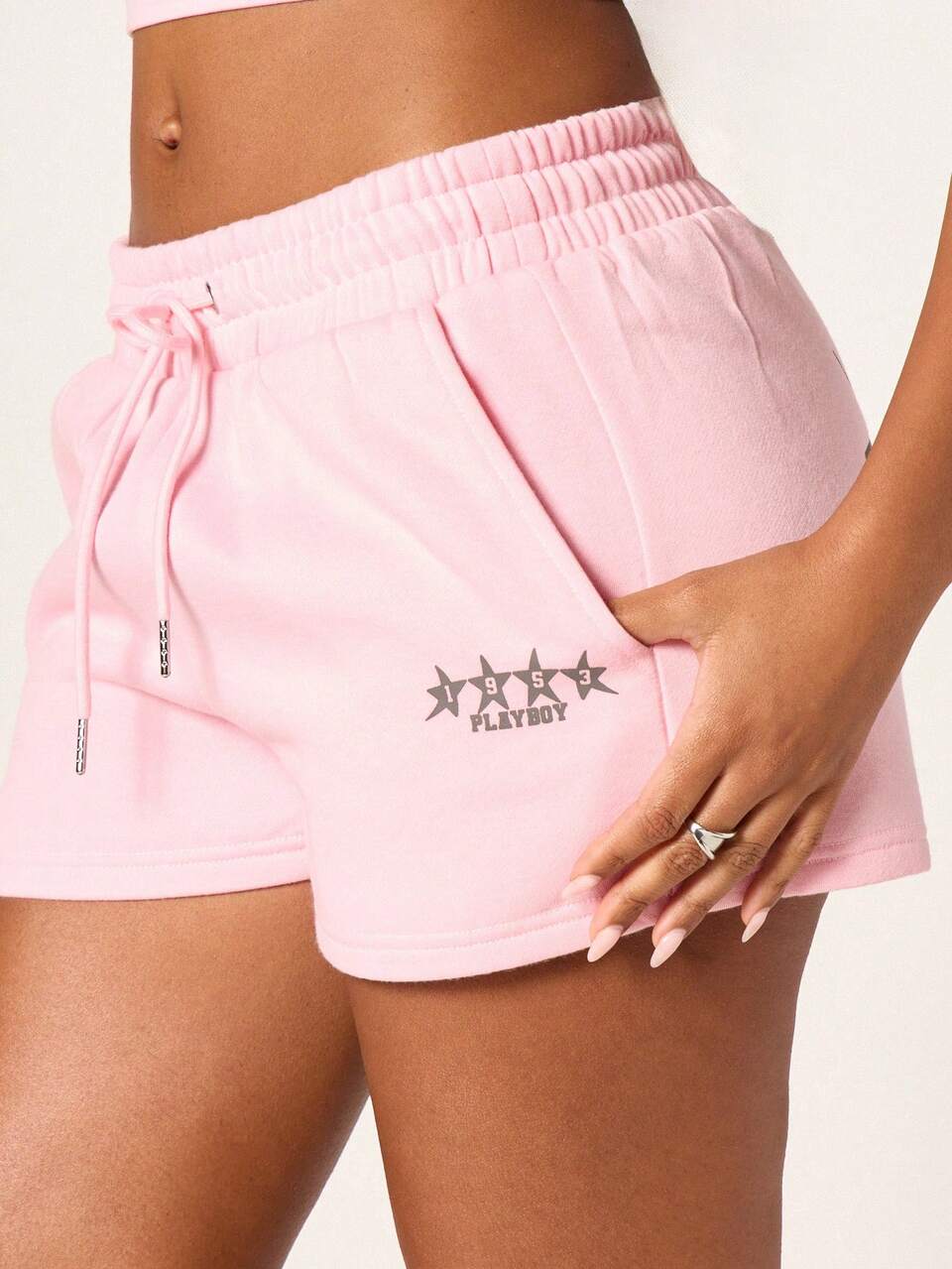 Missguided x Playboy Pantaloncini jogger rosa con coulisse, dettaglio logo a stella, casual, estivo, loungewear, vestibilità morbida, lunghezza metà coscia, vita elastica