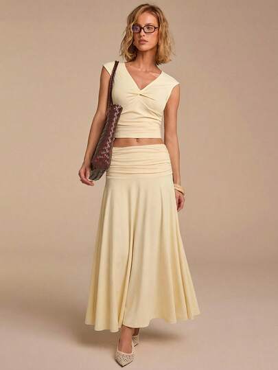 COSMINA 女士浅黄色褶皱V领无袖上衣和半裙两件套，休闲优雅，适合度假和工作场合。