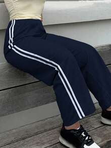 Jeta Ari Celana Jogging Kasual Biru Dongker dengan Desain Garis Samping untuk Tampilan Sehari-hari yang Nyaman, Wanita Bertubuh Mungil - Navy Blue - View 4